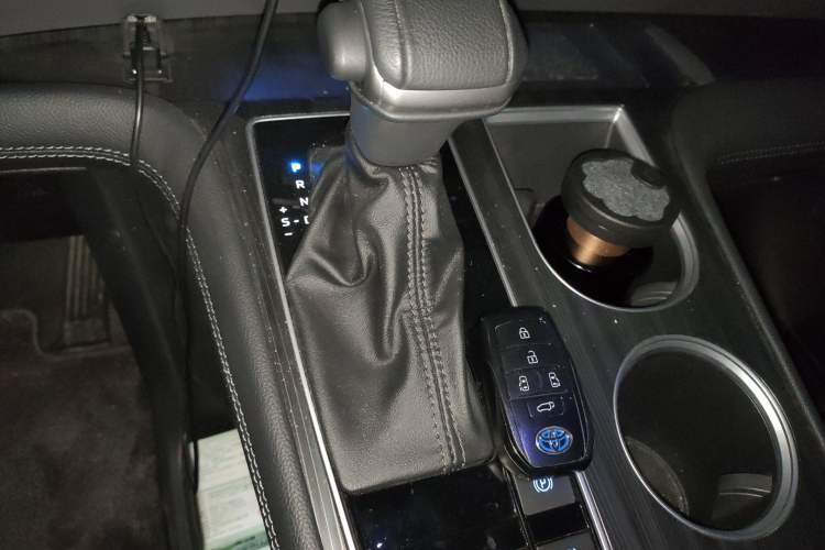 Used Toyota SIENNA 2021 2.5L Hybrid Platinum Edition Gear Lever