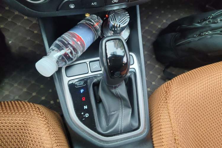 Used Hyundai ix25 2015 1.6L Automatic Two-Wheel Drive Smart GLS Trim Gear Lever