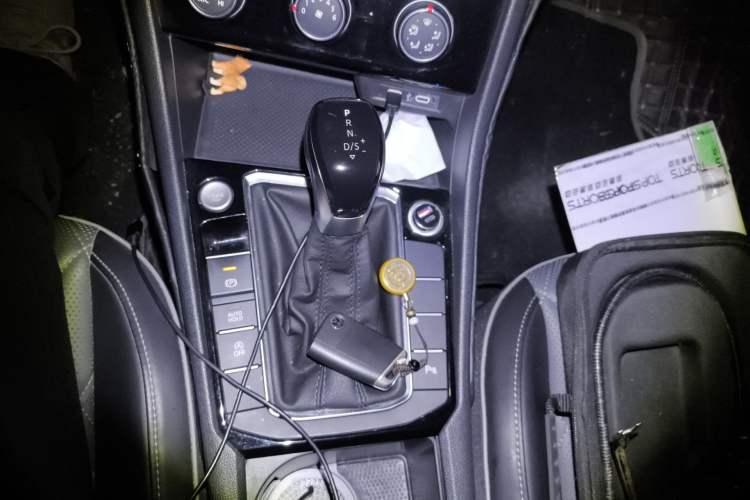 Used Volkswagen Sagitar 2023 300TSI DSG Excellence Edition Gear Lever