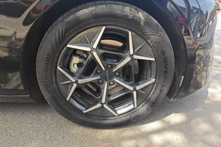 Used Lynk & Co Z10 2025 95 kWh 766 km Range Rear-Wheel Drive Max