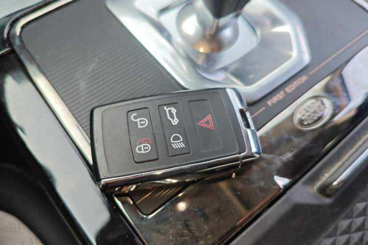 Used Land Rover Range Rover Evoque 2021 Range Rover Velar L 249PS R-Dynamic First Edition
