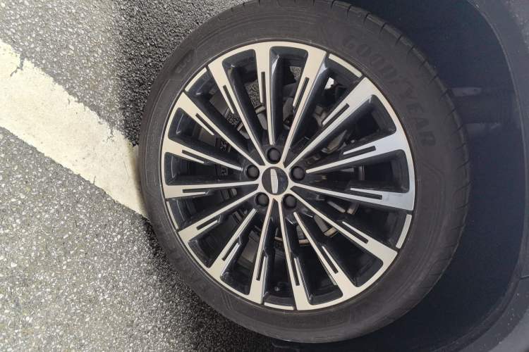 Used Geely Auto Monjaro L 2025 Dongfang Yao 2.0TD Automatic Lanxing Edition Right Rear Wheel Hub