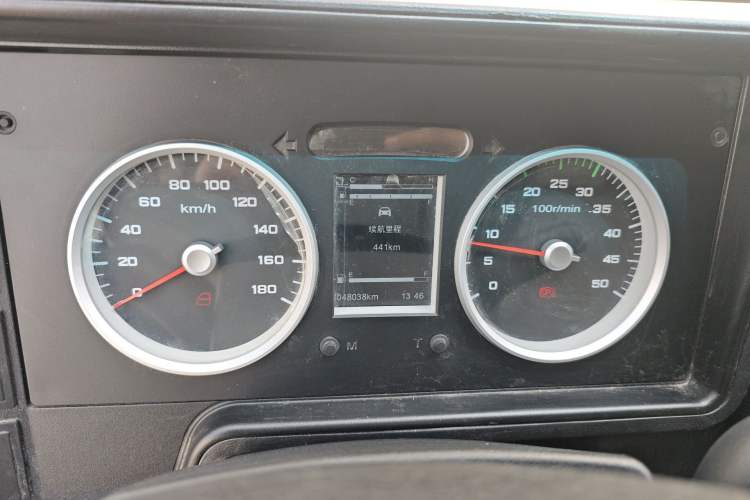 Used Iveco Daily 2022 2.5T A37 M1 Passenger Van 5-9 Seats Long Wheelbase Mid-Roof Design Dual Tires Side Sliding Doors
