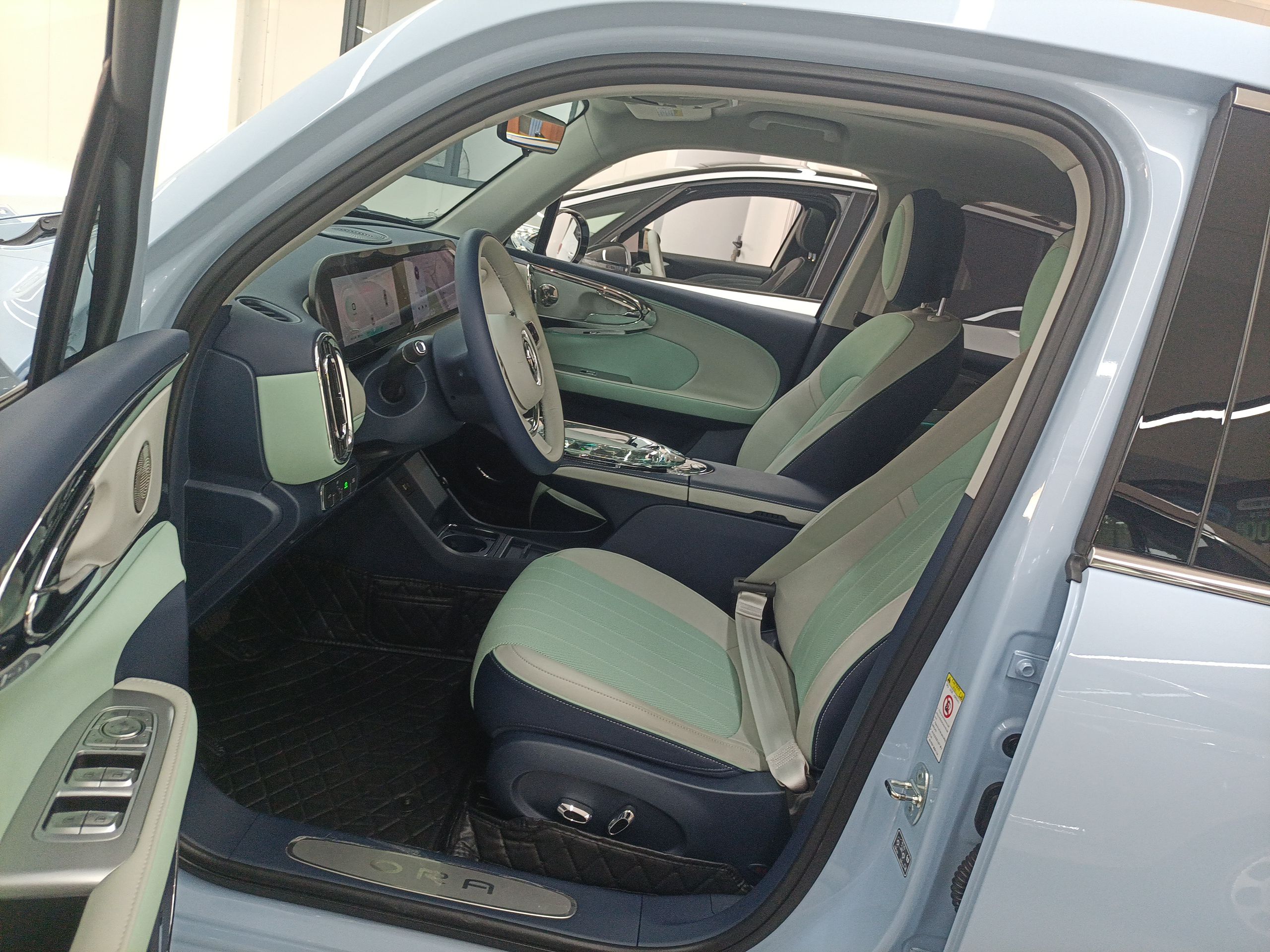 المقاعد الأمامية داخل السيارة