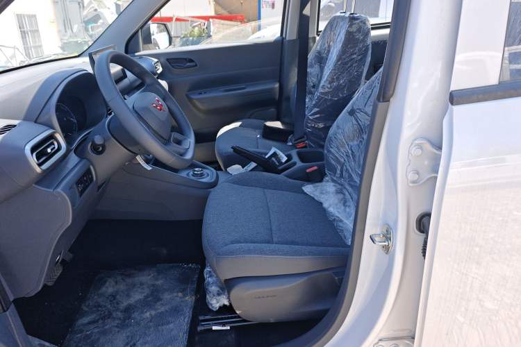 Used Wuling Hongguang New Energy 2025 Extended-Range Hybrid 50 km Standard Version Left Front Seat