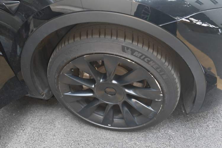 Used Tesla Model Y 2022 Long-Range All-Wheel-Drive Version Right Front Wheel Hub