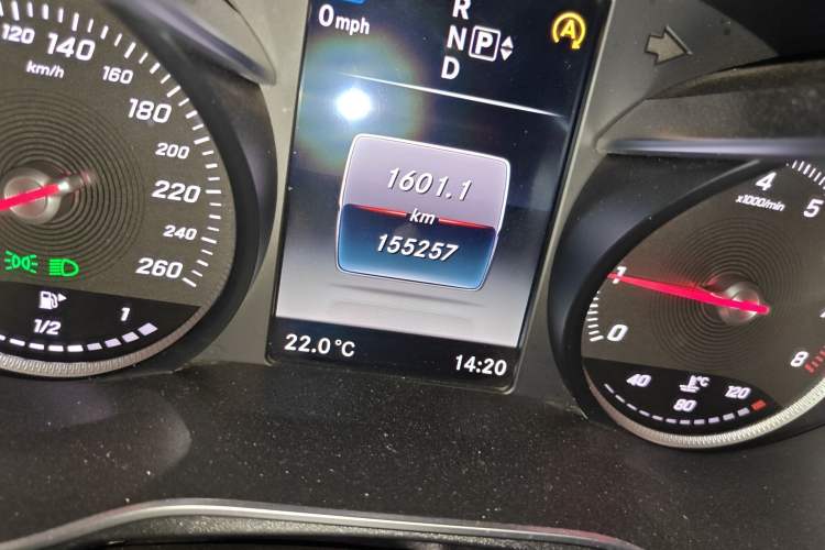 Used Mercedes-Benz C-Class 2015 C 200 L Odometer Close Up