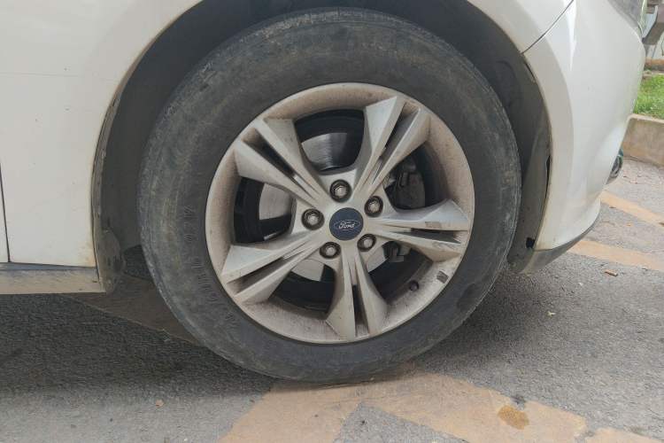 Used Ford Focus 2012 Sedan 1.6L Automatic Fashion Edition Right Front Wheel Hub