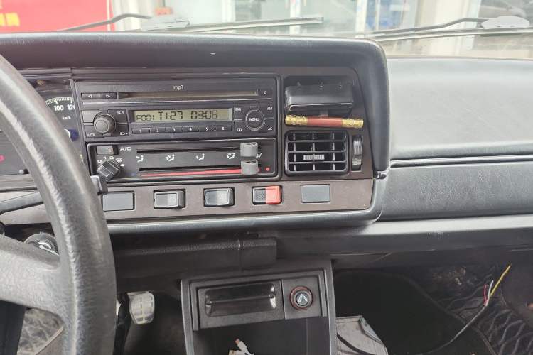 Used Volkswagen Santana Classic 2004 1.8L Standard Edition Audio And AC Panel