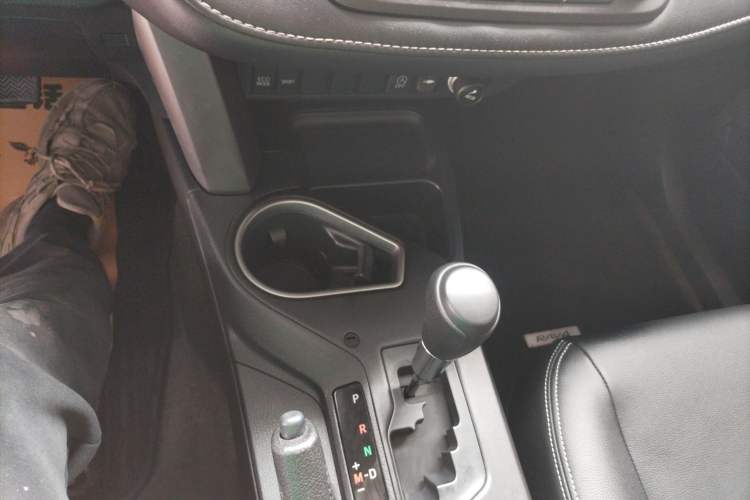 Used Toyota RAV4 2016 2.0L CVT Two-Wheel Drive Fashion Edition China V Standard
