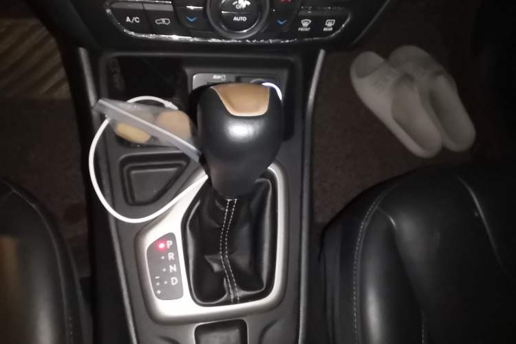 Used Jeep Cherokee 2016 2.4L Leading Edition Gear Lever