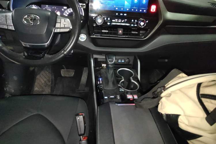 Used Toyota Highlander 2022 Dual-Engine 2.5L Four-Wheel Drive Prestige Version 7 Seats Gear Lever