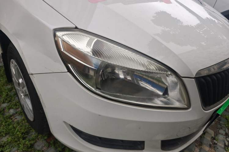 Used Skoda Fabia 2014 1.4L Automatic Crystal Edition Right Front Headlight