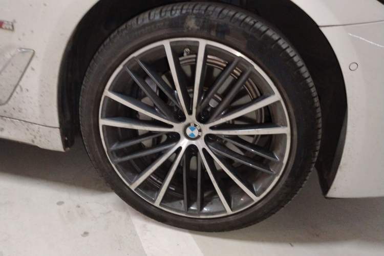 Used BMW 5 Series 2023 530Li Leading Model M Sport Package Right Front Wheel Hub