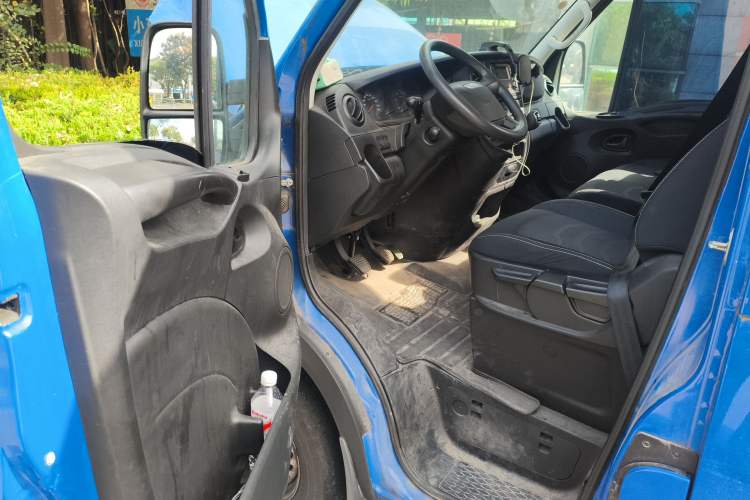 Used Iveco Eurocargo 2021 2.0T Manual Super-Rui Short Wheelbase High-Roof Side-Sliding Door F1A