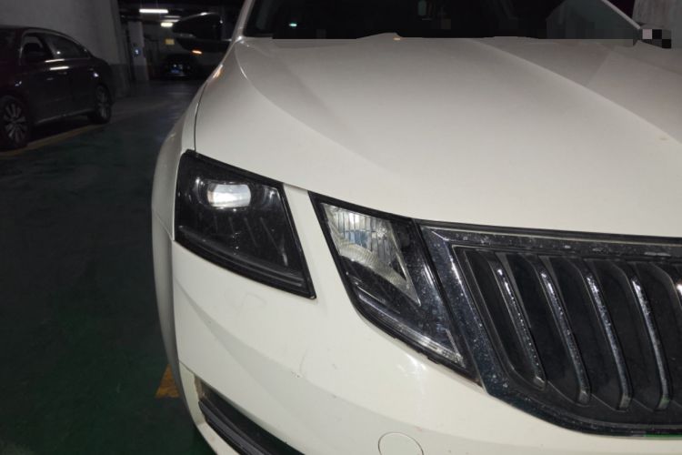 Used Skoda Octavia 2018 TSI280 DSG Luxury Edition Right Front Headlight