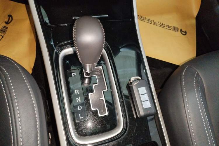 Used Mitsubishi Outlander 2019 2.4L 4x4 Zhi Xiang Edition 5 Seats China V Emission Standard Gear Lever