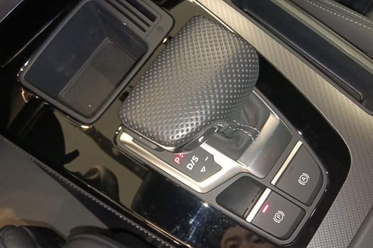 Used Audi Q5L 2023 40T Luxury Dynamic Model Gear Lever