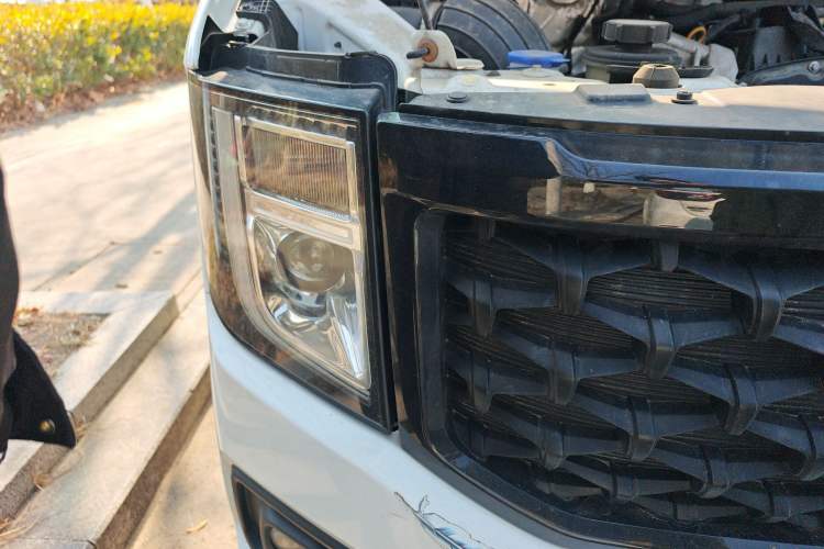 Used JMC Fushun 2022 2.0T Manual Multi-Function Passenger Vehicle Short Wheelbase Mid-Height Roof 6-Seater Right Front Headlight