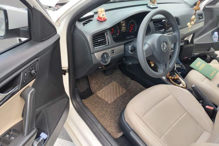 Used Volkswagen Gran Lavida 2013 1.6L Automatic Fashion Model
