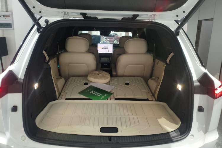 Used ONVO Luxeed L90 2025 Model—Max Six-Seater Version
