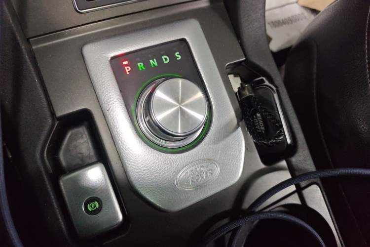 Used Land Rover Discovery 2013 3.0 SDV6 HSE Diesel Edition Gear Lever