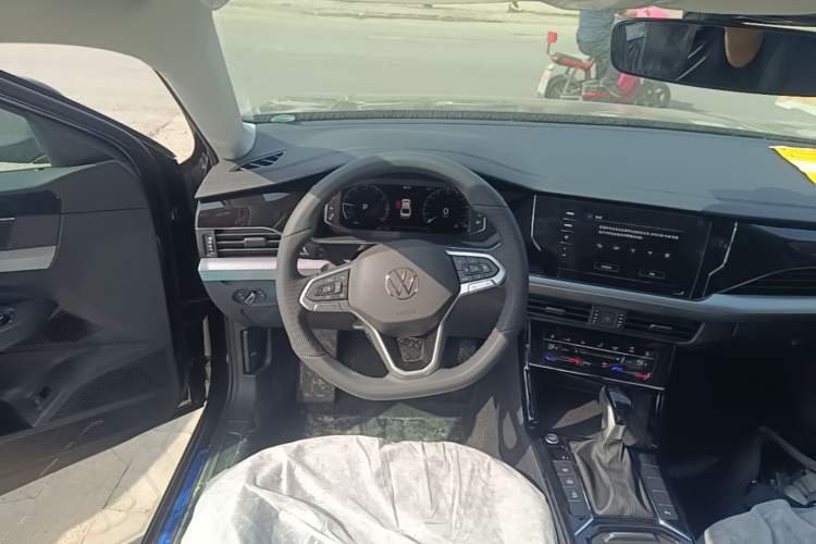 Used Volkswagen Passat 2026 Model, Outstanding 380TSI Xingkong Longteng Edition Steering Wheel