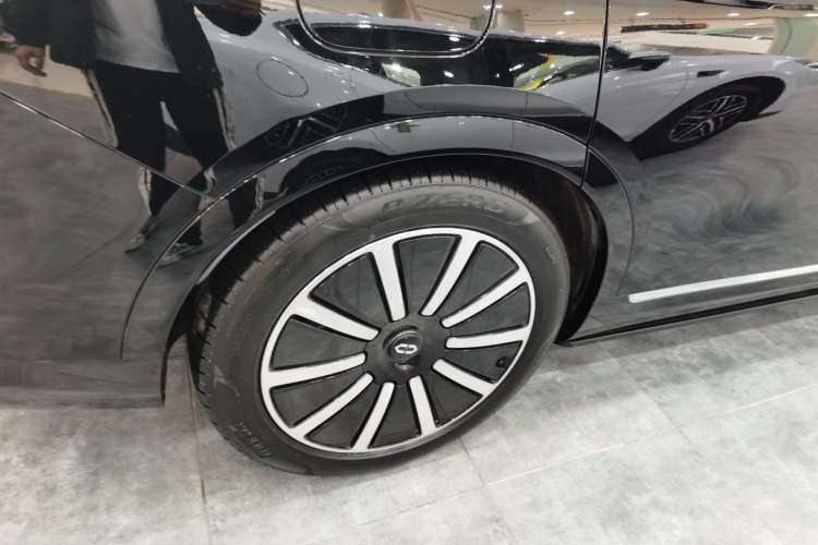 Used Hima AITO M9 2024 Range-Extended Ultra Version 42 kWh 6-Seater Model Right Rear Wheel Hub