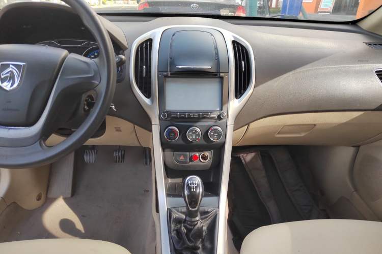 Used Baojun 630 2014 1.5L manual standard version
