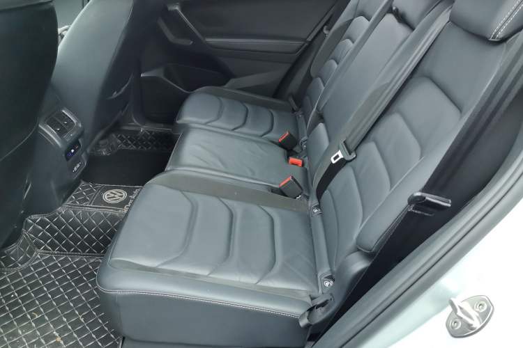 Used Volkswagen Tiguan L 2019 Updated Version 330TSI Automatic Two-Wheel Drive Panoramic Comfort Edition China VI Standard Left Rear Seat