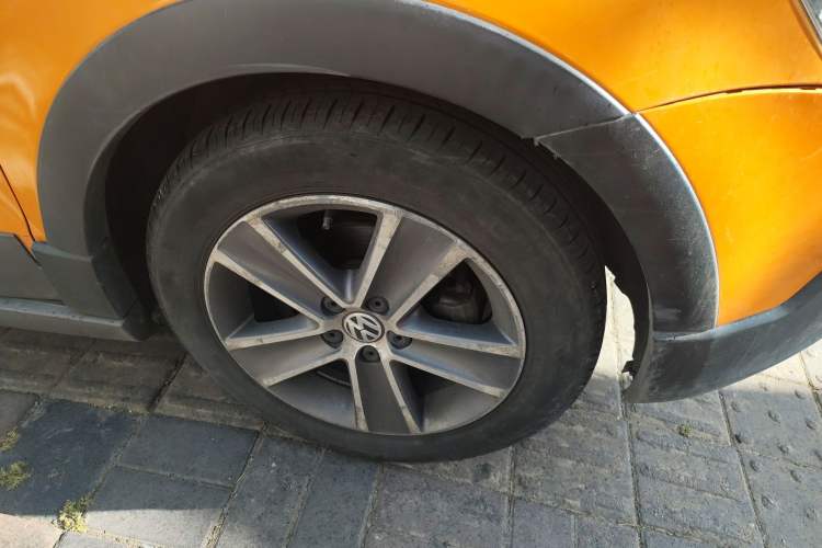 Used Volkswagen Polo 2012 1.6L Cross Polo MT Right Front Wheel Hub