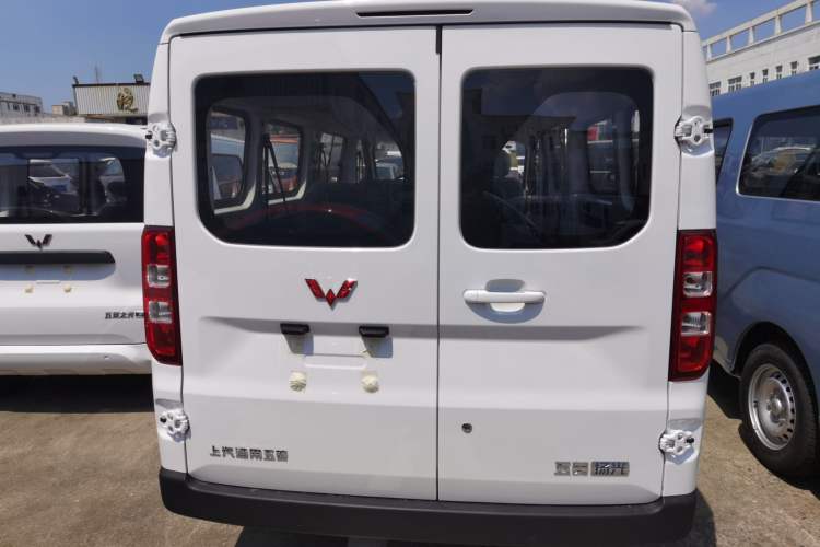 Used Wuling Yangguang 2024 300KM Comfort Version Passenger Van 75kW