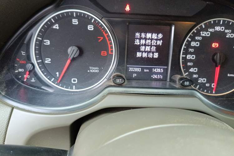 Used Audi Q5 2011 2.0TFSI Comfort Version Odometer Close Up