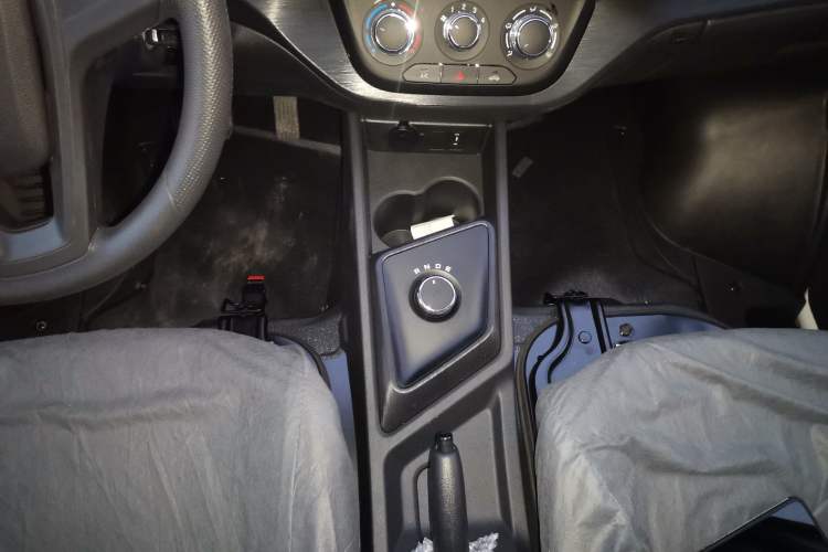 Used Chana Ruixing EM80 2025 Passenger Version Comfort Edition 6-Seater 300 km Dual-Swing Doors
