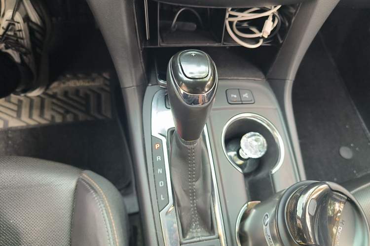 Used Chevrolet Equinox 2018 RS 550T Automatic All-Wheel-Drive Boundary Edition Gear Lever