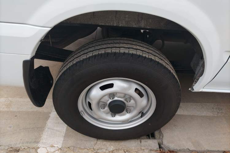 Used JMC Fushun 2025 2.0T 6MT Diesel Short-Wheelbase Mid-Roof Commercial Multi-Purpose Passenger Vehicle with 5/6 Seats
