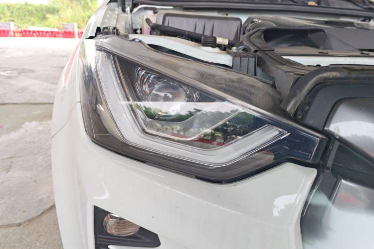 Used Isuzu D-MAX 2023 2.5T Manual 4x4 Diesel Flagship Version Standard Wheelbase Right Front Headlight