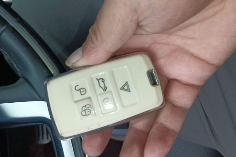 Used Land Rover Discovery Sport 2020 249 PS R-Dynamic Performance Tech Edition 7 Seats Vehicle Key