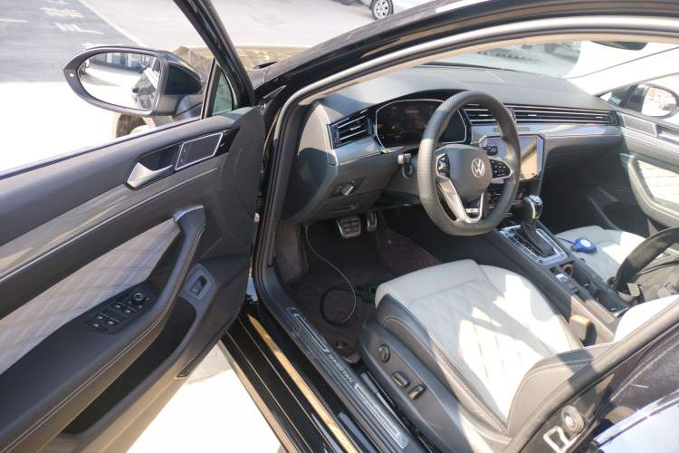 Used Volkswagen Magotan 2023 2 Million Units Limited Edition 330TSI DSG Leading Version