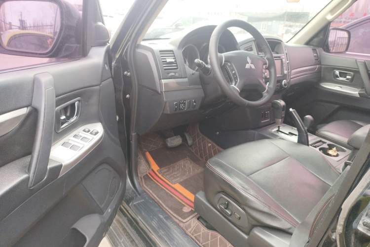 Used Mitsubishi Pajero 2015 3.0L Automatic Luxury Version China IV Standard
