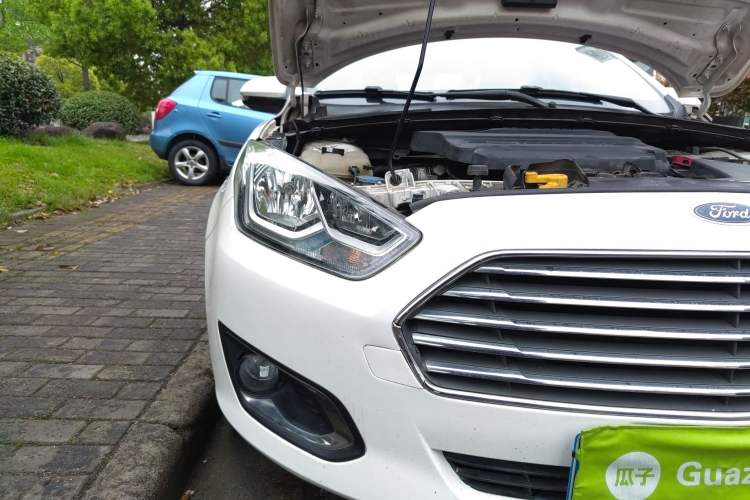 Used Ford Escort 2015 1.5L Automatic Fashion Model Right Front Headlight