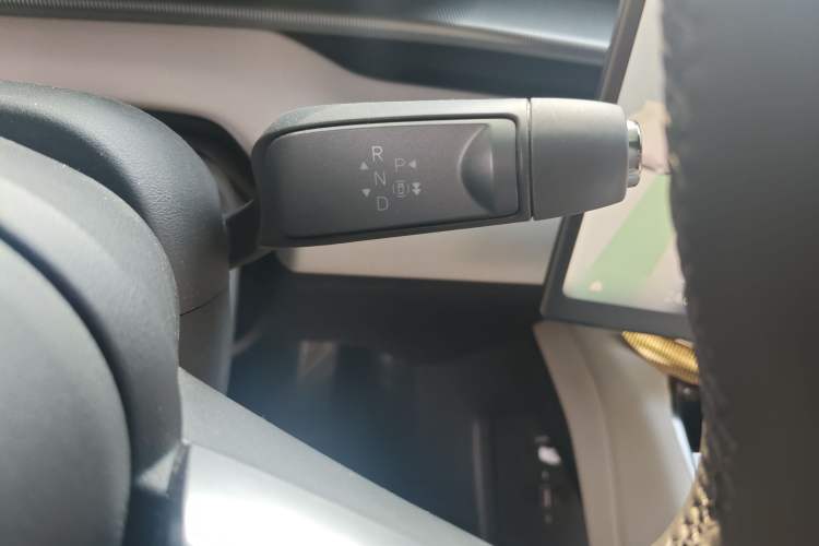 Used XPeng P7 2025 Model—750 All-Wheel-Drive High-Performance Ultra Gear Lever