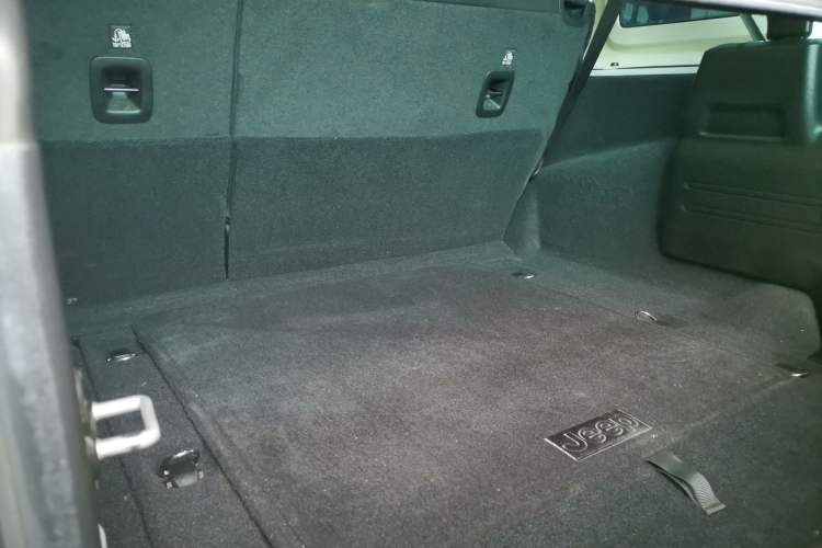 Used Jeep Wrangler 2019 2.0T Sahara Four-Door Version China VI Emission Standard Trunk