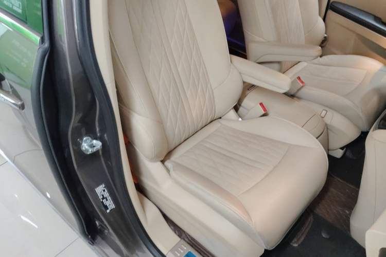 Used Buick GL8 2023 Facelifted Land Cruiser Executive Luxury Version