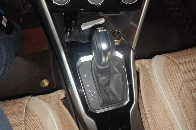 Used Volkswagen T-ROC 2019 230TSI DSG Two-Wheel-Drive Advanced Version China VI Standard Gear Lever