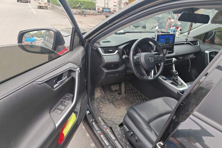 Used Toyota Wildlander 2022 2.0L CVT Two-Wheel Drive Luxury PLUS Edition Driver Seat