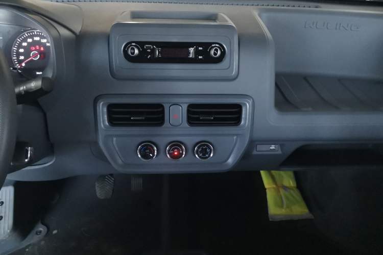 Used Wuling Yangguang 2025 Model 400km Bus Edition—Comfort Edition