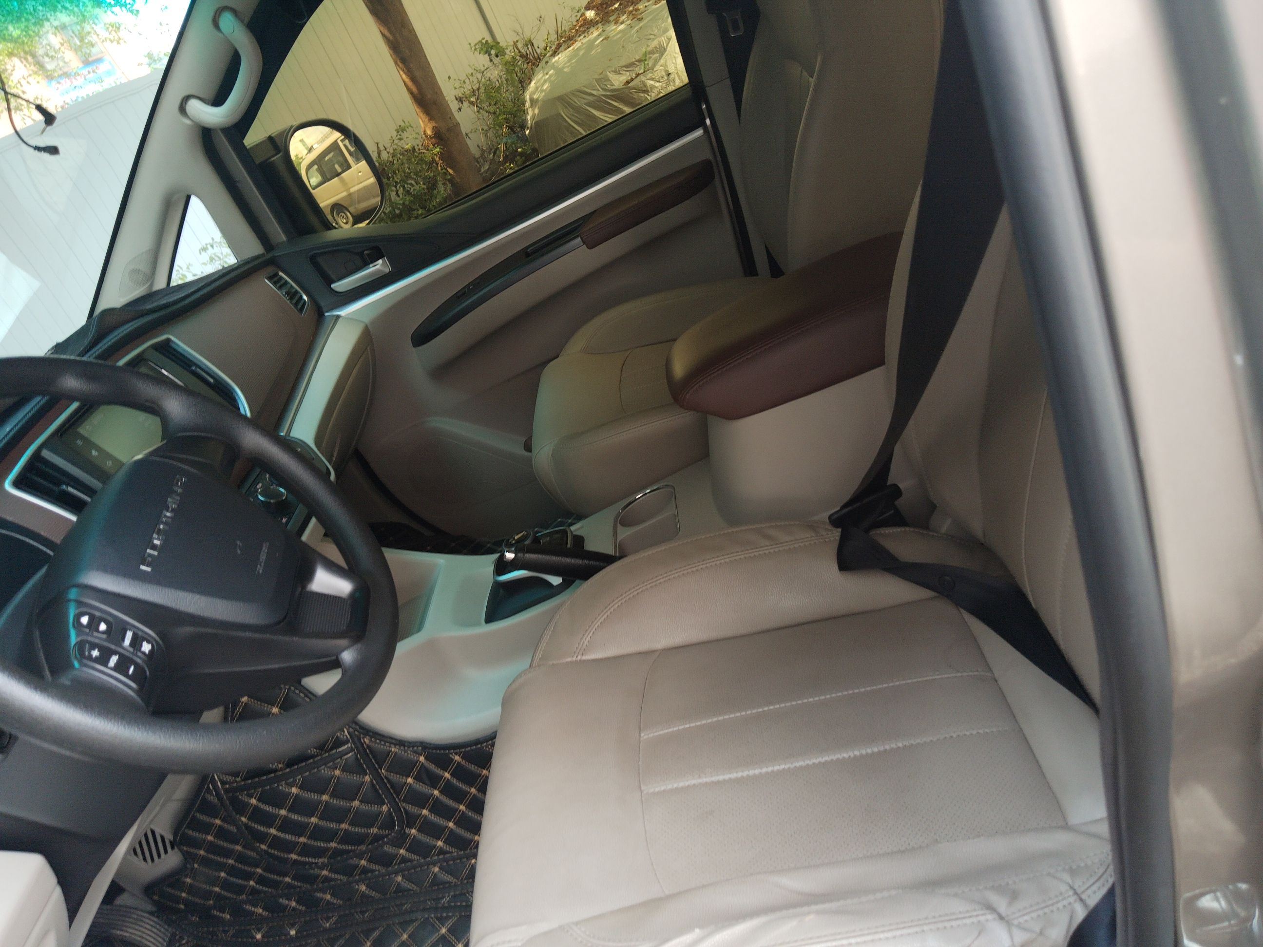 Переднее сиденье в автомобиле