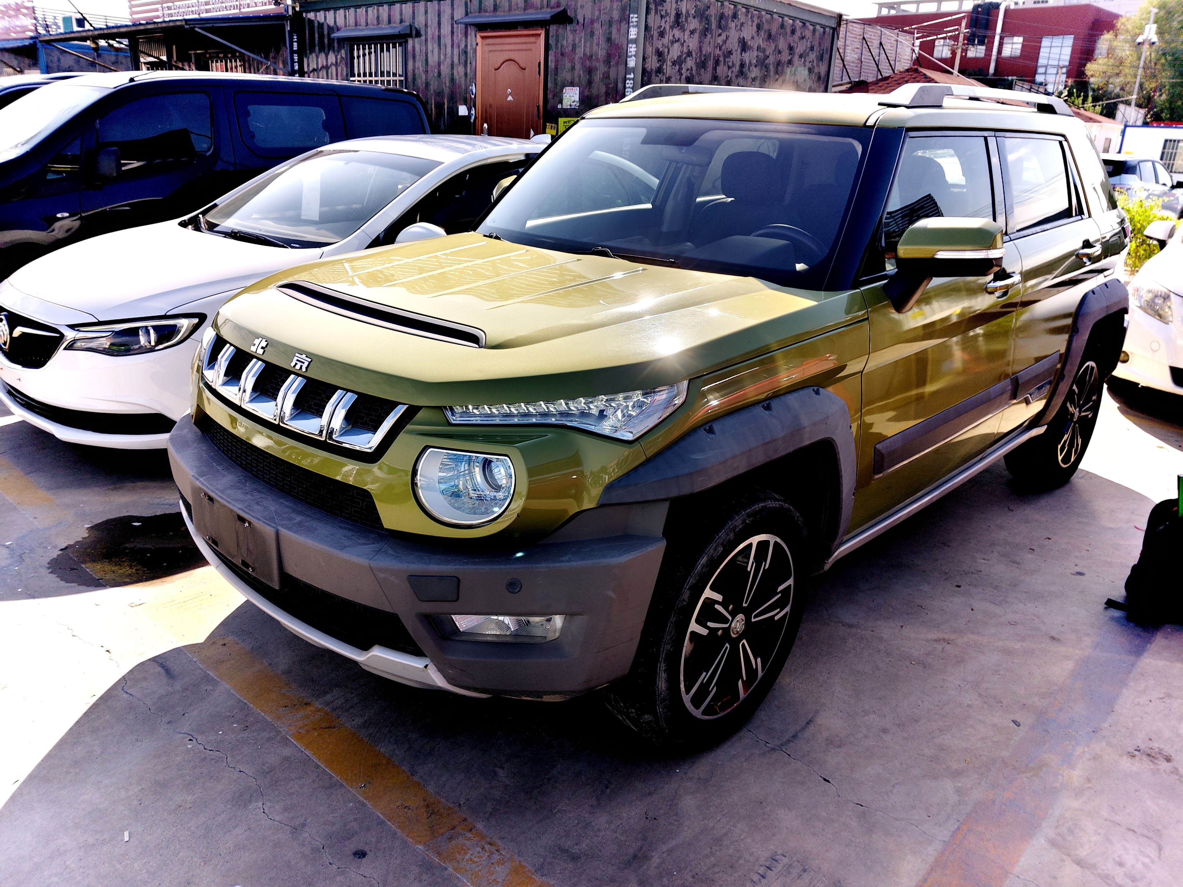 تحت مقدمة السيارة