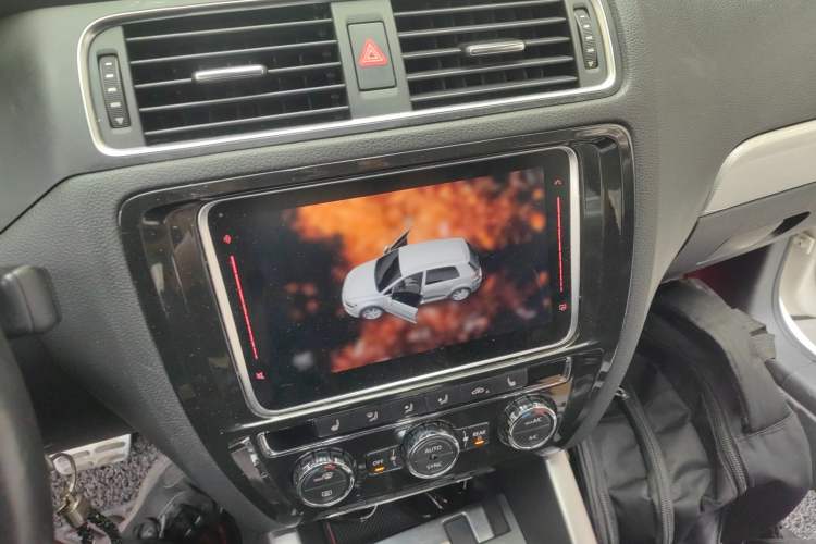 Used Volkswagen Sagitar 2014 1.4TSI Automatic Luxury Model Audio And AC Panel